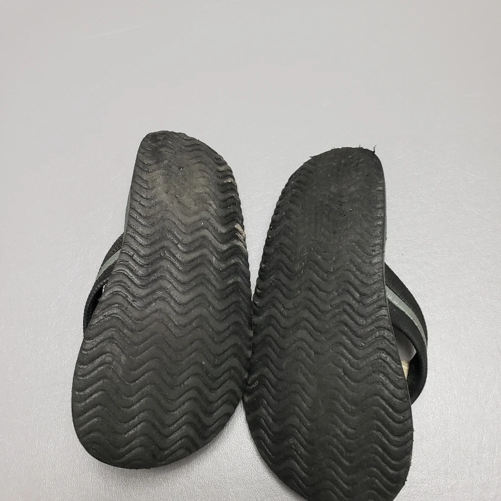 Boys wave zone flip flops size 13